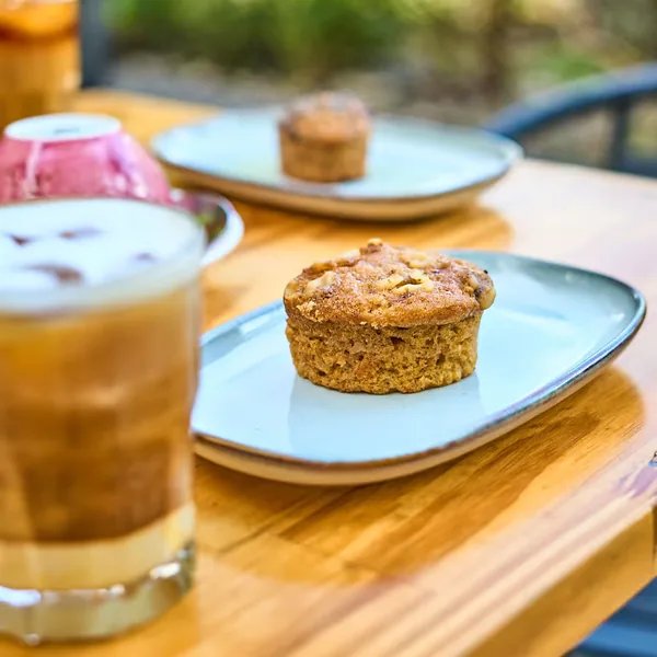 Café frío con un muffin