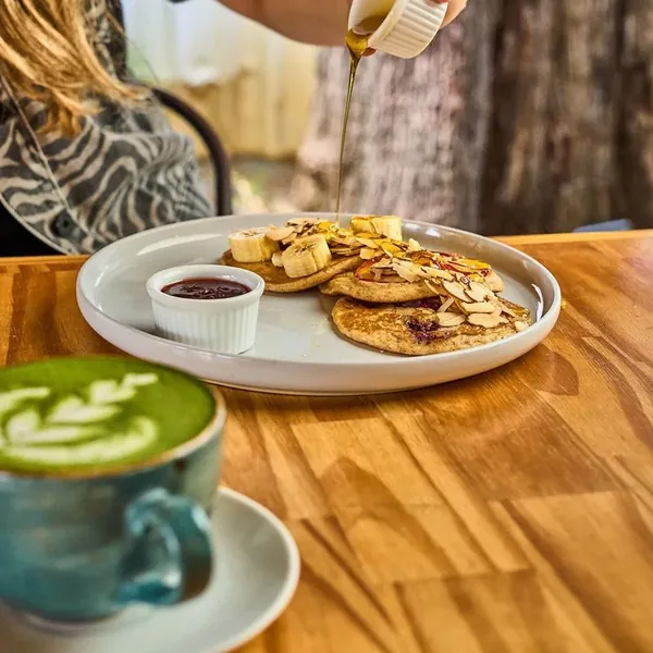 Pancakes con banano y almendras, y un matcha latte